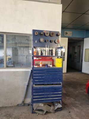 une photo d'un garage avec des outils posés sur un chariot