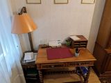une photo d'un salon avec un bureau et une chaise