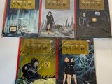 quatre livres posés sur une table