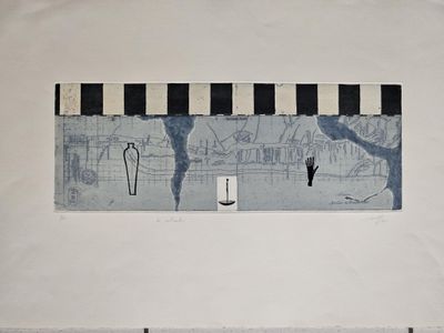 une photo d'une salle de bains avec des toilettes et un tableau accroché au mur