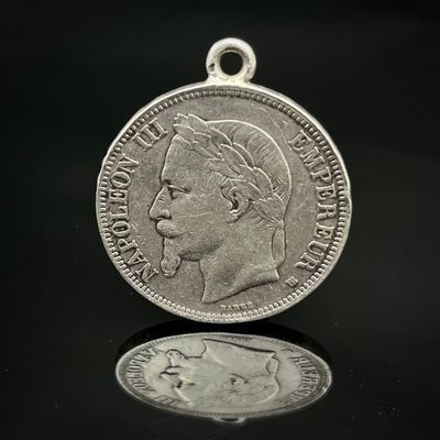 Gros plan sur une pièce de monnaie en argent portant un visage de femme