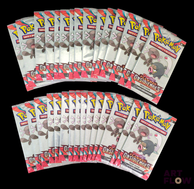 Plusieurs paquets de cartes à collectionner Pokémon sont empilés les uns sur les autres.