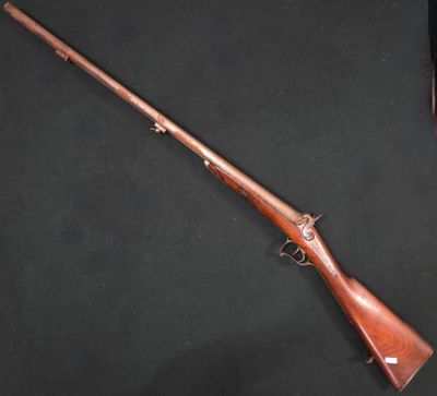 un vieux fusil avec une crosse et un canon en bois