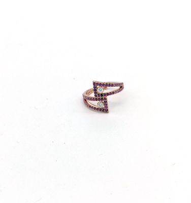une image représentant une bague sertie d'un diamant, posée sur une surface blanche