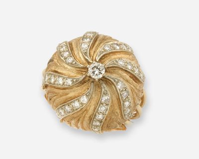 une broche en or jaune 18 carats et diamants