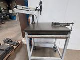 une table sur laquelle est posée une machine, dans un entrepôt