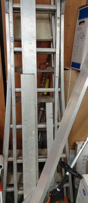 une échelle adossée au mur d'une pièce