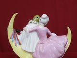 une figurine représentant une femme assise sur la Lune