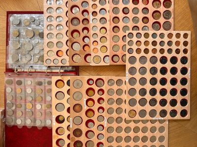 un grand nombre de pièces de monnaie posées sur une table les unes à côté des autres