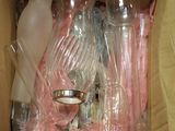 une boîte en carton contenant plusieurs verres à vin vides