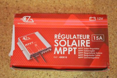 La boîte est ouverte sur la table et contient l'appareil électronique.