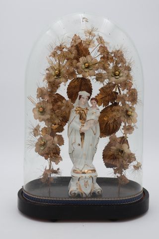Globe de marié avec vierge à l’enfant en porcelaine et décor fleu...
