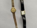 deux montres posées l'une à côté de l'autre sur une table