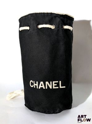 Sac à cordon Chanel en toile noire avec logo blanc