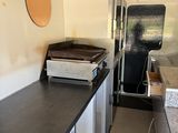 une photo d'une cuisine avec une cuisinière et un plan de travail