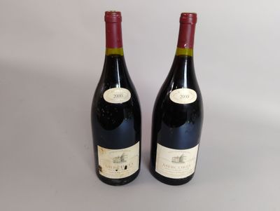 deux bouteilles de vin rouge posées l'une à côté de l'autre sur une table