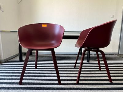 deux chaises rouges placées l'une à côté de l'autre sur un tapis