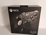La boîte de la manette Xbox Elite est ouverte sur la table.