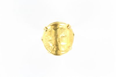 une image d'une bague en or sur fond blanc