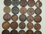 gros plan d'un paquet de pièces de monnaie sur une surface blanche