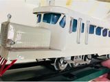 un petit train qui se trouve sur une voie ferrée