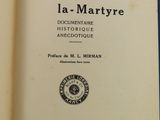 un livre ouvert avec une image en noir et blanc
