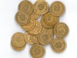 une pile de pièces d'or sur une surface blanche