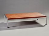une table basse en bois avec des pieds en métal et un plateau en bois