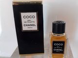 Flacon et coffret du parfum « Chanel Coco Eau de Chanel » posés sur une table en marbre