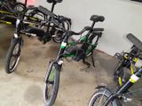 de nombreux vélos garés dans un garage