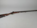 un fusil avec un canon en bois et une poignée en bois