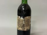 une bouteille de vin posée sur une table