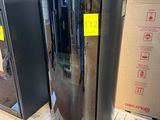 une poubelle en métal posée sur une palette dans un magasin