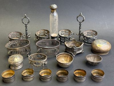 beaucoup d'objets en argent posés sur une table
