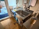 une cuisine équipée d'un évier et d'une fenêtre