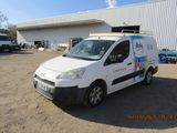 une camionnette blanche garée devant un bâtiment