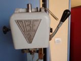 une machine posée sur une table dans une pièce