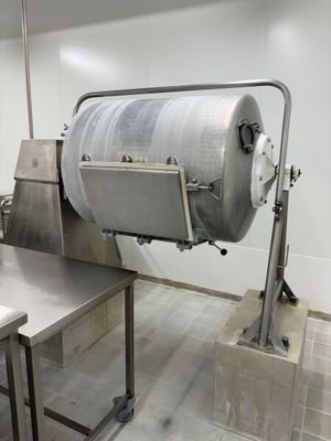une grande machine installée dans une pièce