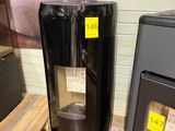 un chauffe-eau noir posé à côté d'un poêle noir