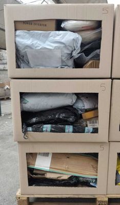 plusieurs boîtes empilées sur une palette