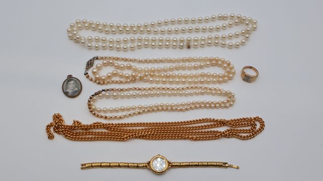 Lot de bijoux fantaisies : trois colliers façon perles, chaine mé...