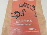 un gros plan sur un sac de saumon posé sur une table