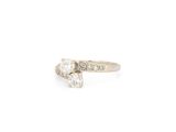 une bague en or blanc sertie de deux diamants