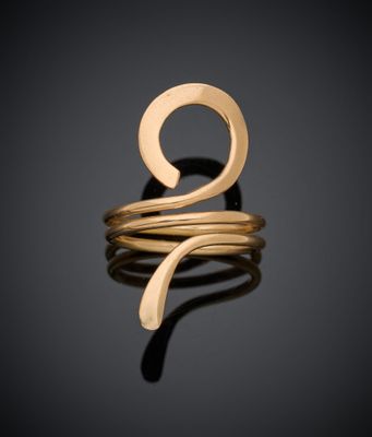 gros plan d'une bague en or sur une surface noire