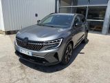 un SUV gris garé devant un immeuble