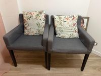 Paire de fauteuils en tissu gris sur piètement en stratifié …