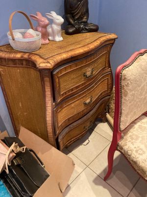 une chaise et une table dans une pièce aux murs bleus
