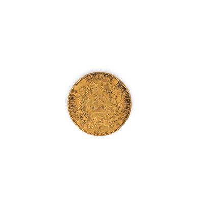 gros plan d'une pièce d'or sur une surface blanche