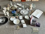 beaucoup d'objets qui traînent par terre dans le salon