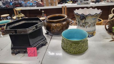 de nombreux vases différents sur la table du magasin